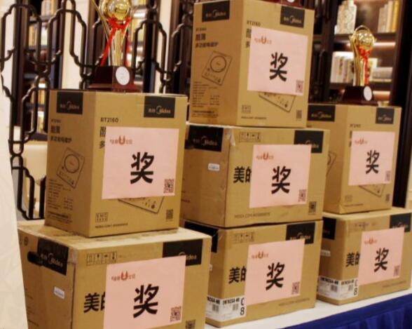艾德泰克员工忙里偷闲的吃西瓜比赛奖品